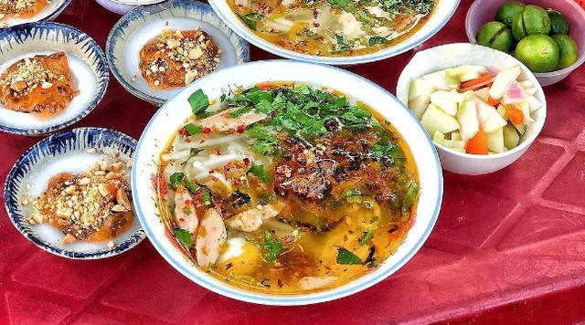 Du khách thích thú trước “bàn tiệc” món ăn vặt ngon – bổ – rẻ chỉ từ 10k ở Đà Nẵng
